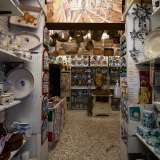 Sbirciando poi all�interno, un piccolo corridoio ricco di ciotole e tazzine sulle quali � raffigurato il gallo simbolo della terra barese conduce a un ambiente dove spicca la statua di San Nicola sistemata su un comodino centrale